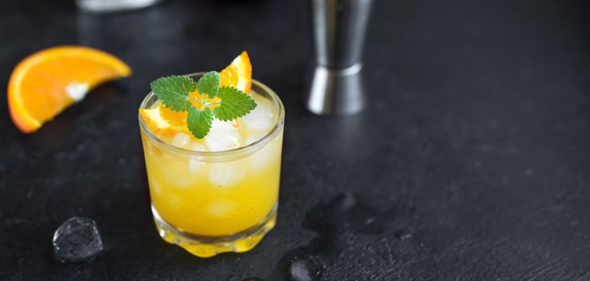 Servirani gin s pomarančnim sokom im meto 