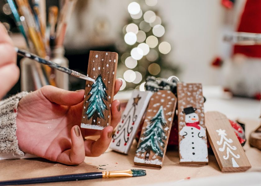 Okrasitev in barvanje lesenih ploščic z božičnimi motivi