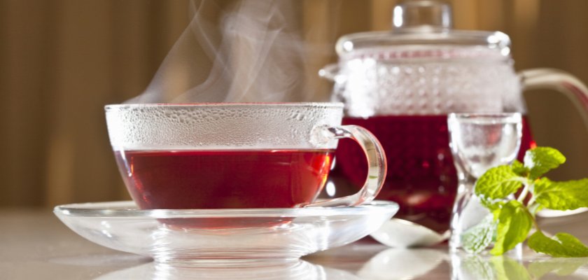 Čaj iz aronije - stekleni čajnik in skodelica