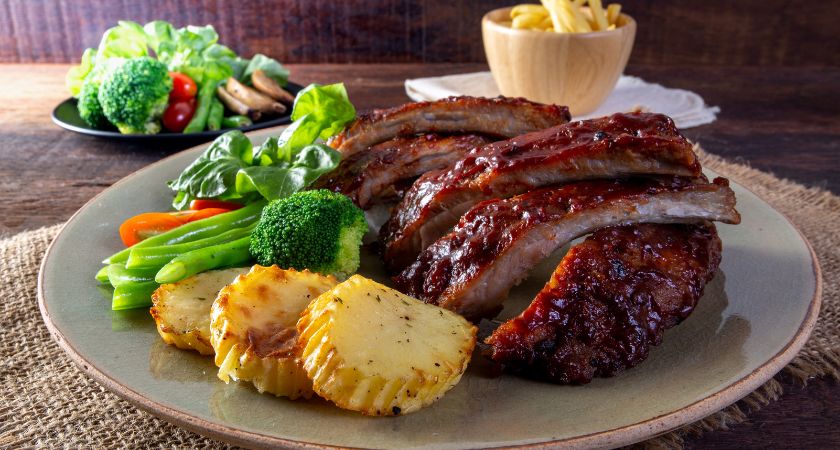 Bbq rebrca v kombinaciji s slastno prilogo