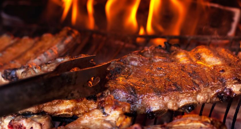 Klasične dobrote za serviranje z BBQ rebrci 