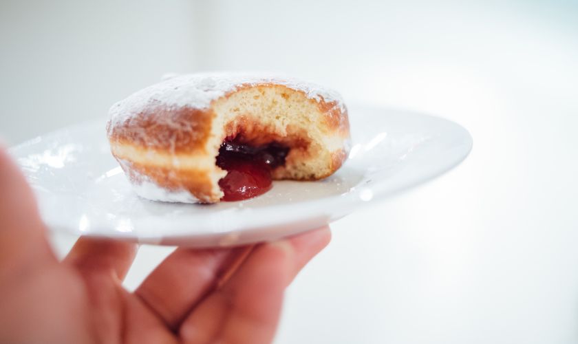 Katere so ključne sestavine za pripravo pustnih krofov