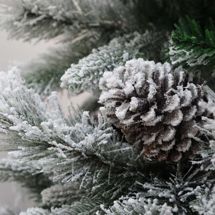 UMETNO BOŽIČNO DREVO AURORA S SNEGOM, STORŽI IN KOVINSKIM STOJALOM 240 cm