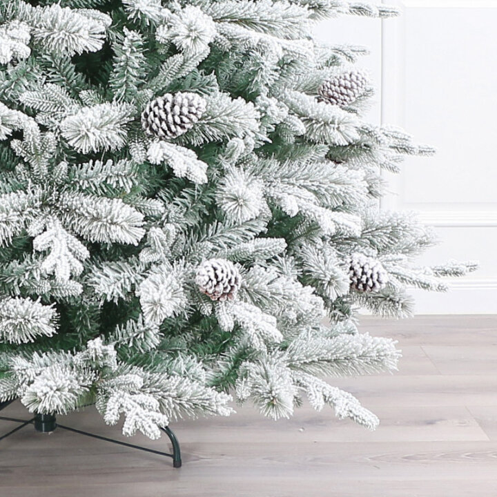 UMETNO BOŽIČNO DREVO AURORA S SNEGOM, STORŽI IN KOVINSKIM STOJALOM 240 cm