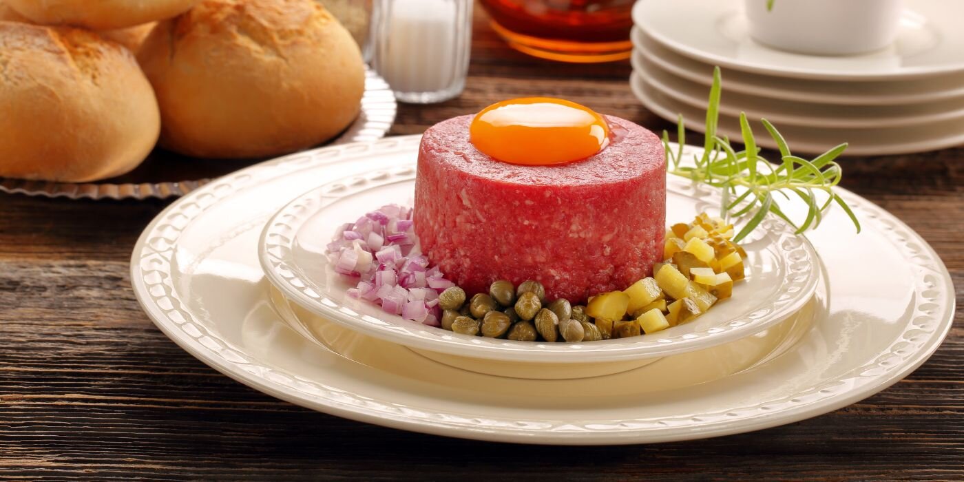 Tatarski biftek: Klasičen recept za popolno sirovo doživetje